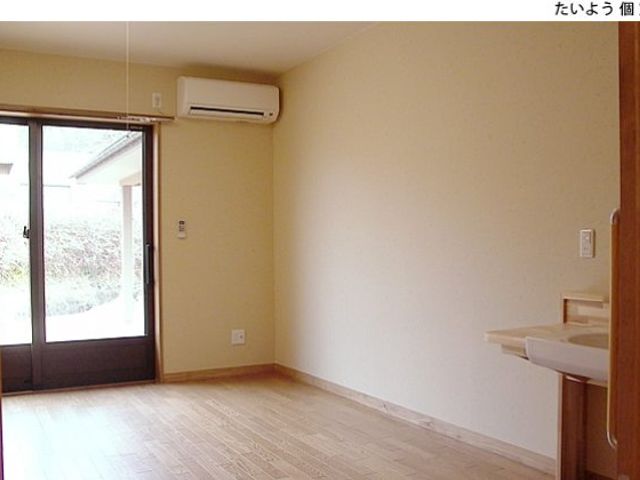 明るい居室空間 居室 広々とした明るい居室で、自然光がしっかりと差し込みます。快適に過ごせる環境です。