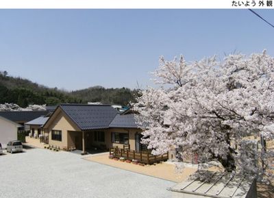桜咲く建物外観