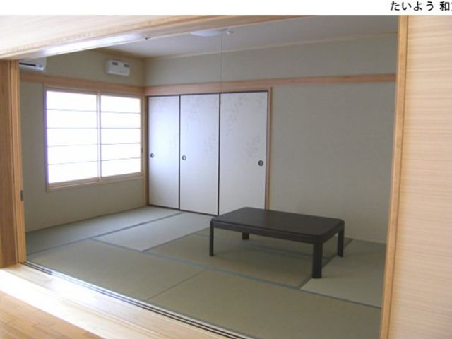 畳の和室 和室 自然光が差し込む和室です。静かな雰囲気でリラックスして過ごせます。