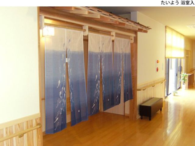 浴室前の風景 浴室 木の温もりが感じられる、優しい雰囲気の廊下です。靴を脱いでリラックスできる空間が広がっています。