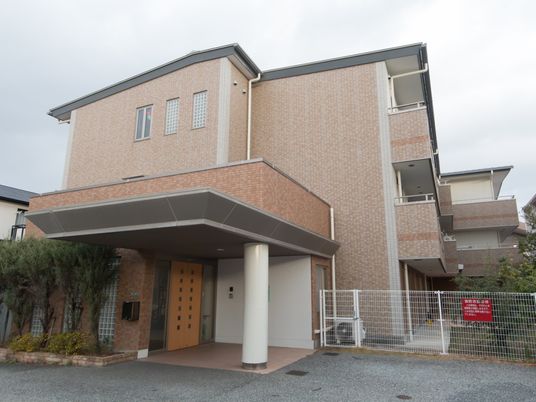 多階層建物のエントランス