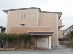 施設外観の正面ビュー