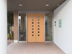 明るいエントランスの風景