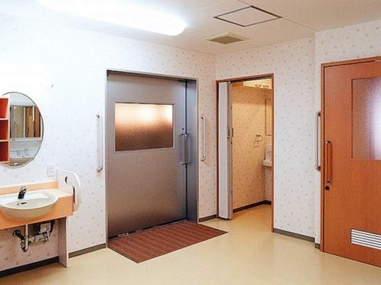 洗面所は車いす対応でトイレは引き戸で段差がなく、介助スペースも確保されている。
