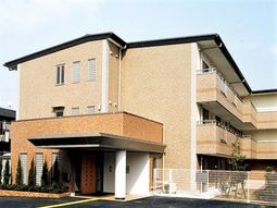 明るい外観の建物