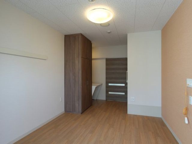 快適な居住空間居室 居室   広々とした居室で、自然光がしっかり入ります。明るい雰囲気でリラックスできます。