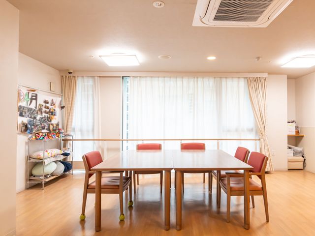 明るい洋室 洋室 自然光がたっぷり入る、明るく広々とした空間です。椅子に座り、リラックスしながら活動できます。