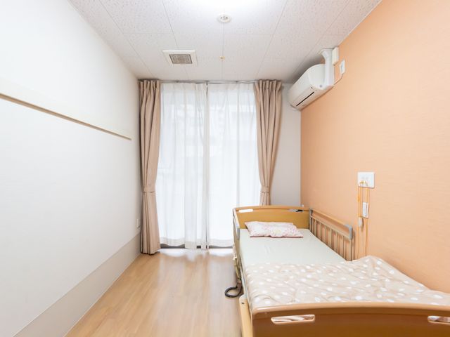 落ち着いた居室 居室 落ち着いた雰囲気の個室です。明るい自然光がたっぷりと入り、快適に過ごすことができます。
