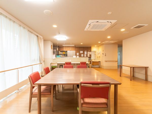 明るい空間の食堂
