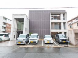 駐車場付きの建物外観