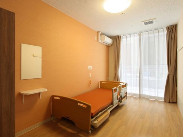 シンプルな居室 居室 シンプルで温かみのある居室です。大きな窓から自然光が差し込み、快適に過ごせます。