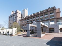 明るい建物のエントランス