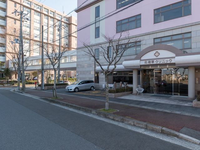 施設のエントランス風景 外観 清潔感のあふれるエントランスが迎える、快適な就業環境をお探しのあなたへ。周囲は穏やかで、新しいスタートに適した場所です。