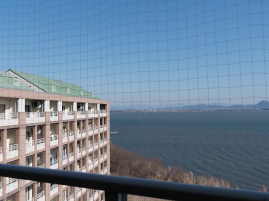 海に面した建物の外観