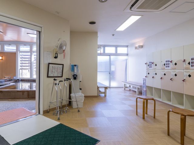 玄関ホールの明るい空間 脱衣所 広々としたエントランスは、清潔感が漂い、個人の荷物収納スペースも完備されています。職員や利用者の交流の場としても機能しています。