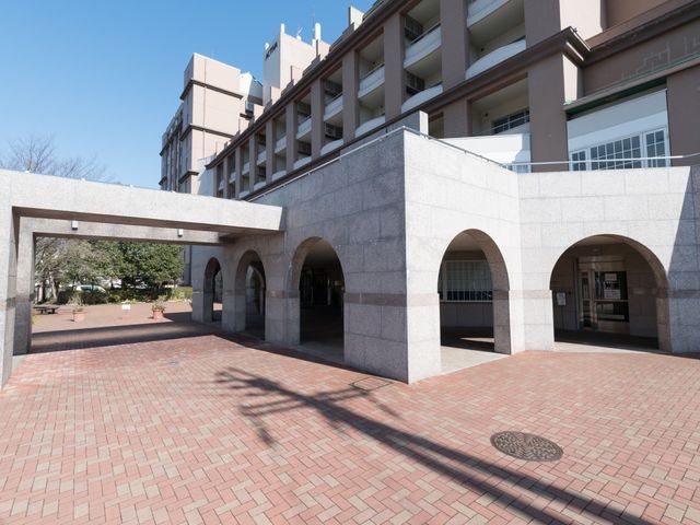 広々としたエントランス風景 外観 広々としたアーチ型の通路が印象的なエントランスは、見通しも良好で開放感があります。晴れた日差しが心地よい空間で、訪れる方々を迎え入れます。
