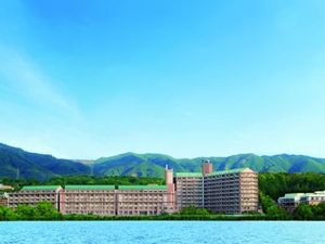 山並みと並ぶ建物の外観  