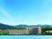 山並みと並ぶ建物の外観  