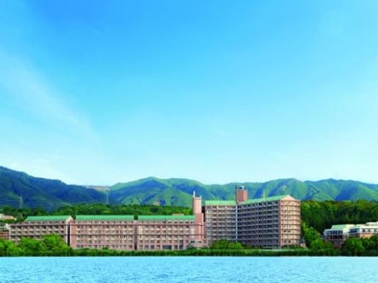 山並みと並ぶ建物の外観  