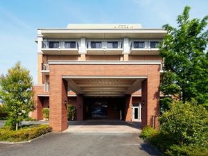 建物正面の車寄せ外観  