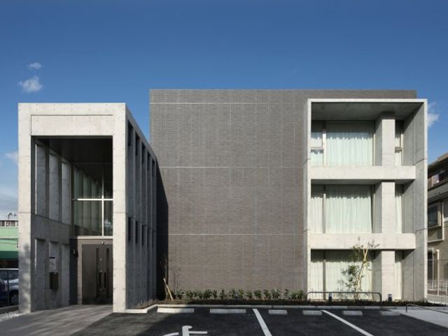 スタイリッシュな外観 外観 洗練されたデザインが特徴の建物です。働く環境にふさわしい安心感を提供します。