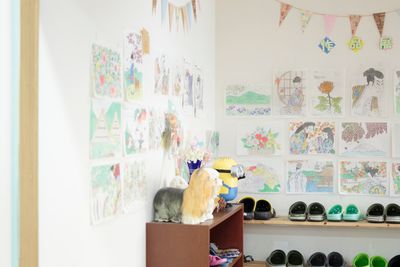 壁に絵が飾られた部屋