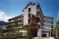 広々とした建物外観