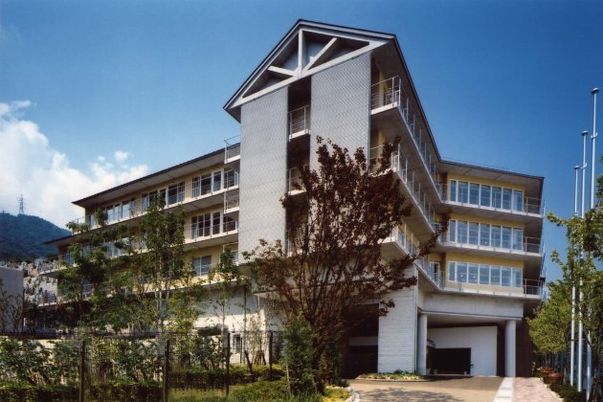 広々とした建物外観