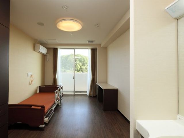 自然光が入る居室 居室 広々とした居室では、自然光が差し込み、明るく快適な環境でリラックスできます。