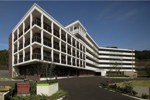 緑に囲まれた建物外観