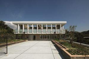 緑豊かな建物の外観