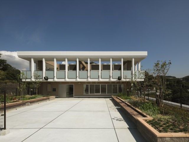 緑豊かな建物の外観 外観 自然に囲まれた施設のシンプルなデザインが特徴です。開放的な雰囲気が働く環境を整えます。