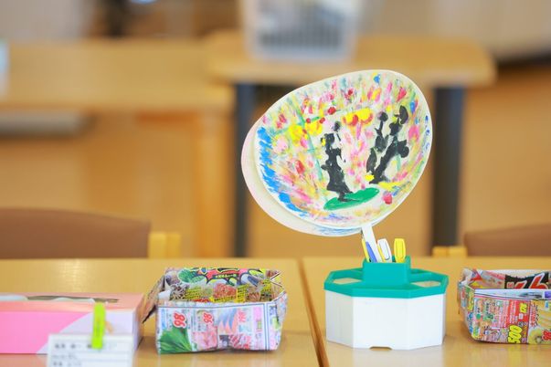 手作り作品が置かれたテーブル