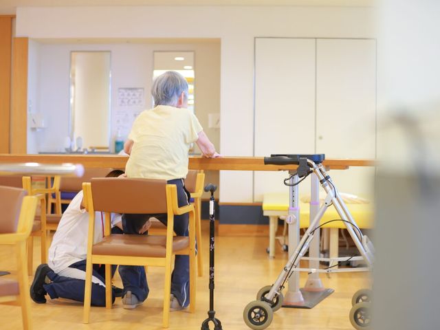 自然光の入る機能訓練室 機能訓練室 自然光が差し込む機能訓練室です。介助者と利用者が和やかに訓練を行っています。