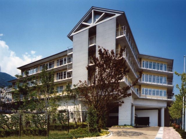 近代的な外観 外観   緑に囲まれた洗練された建物は、穏やかな雰囲気を感じさせます。