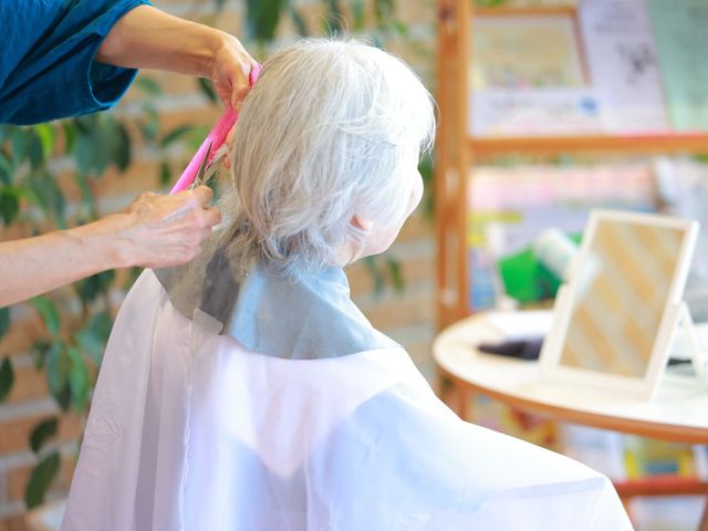 理美容室 理美容室 明るい空間でヘアカットを受けられる場所です。落ち着いた雰囲気でお仕事ができます。