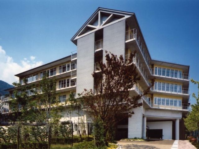 近代的な外観の建物 外観 洗練されたデザインが魅力的で、周囲の自然とも調和した建物です。四季折々の風景を楽しめます。