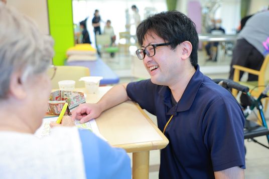 談笑中のスタッフと入居者