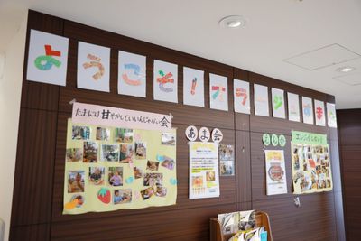 掲示物のある壁