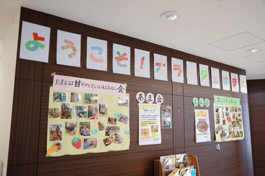 掲示物のある壁