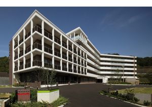 スムーズな出入りが可能な広い建物外観