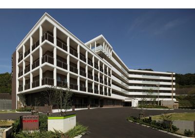 スムーズな出入りが可能な広い建物外観