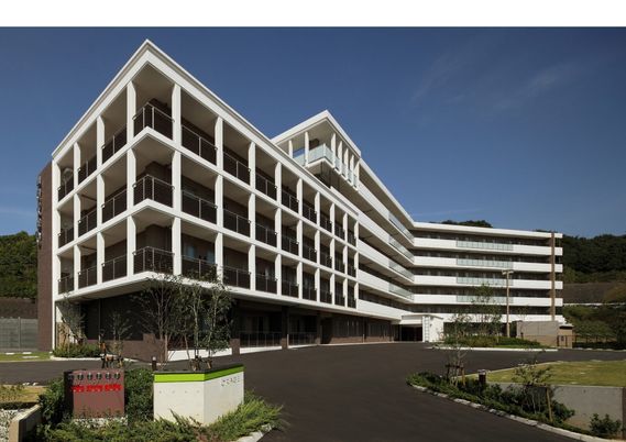 スムーズな出入りが可能な広い建物外観