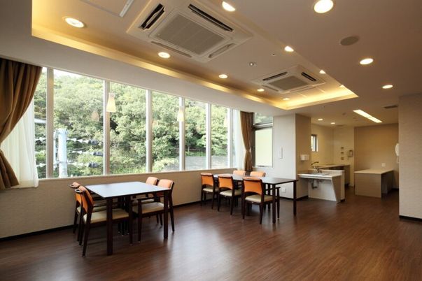 自然光が入る広々とした部屋