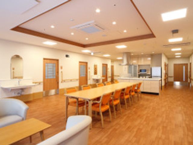 居心地の良いダイニングルーム ダイニングルーム ゆったりとしたダイニングルームです。共に食事を楽しむ空間が心地よいひとときを提供します。