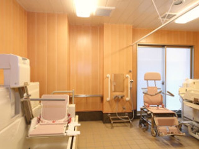 清潔な浴室設備 浴室 広々とした浴室では、様々なお体の状態に合わせた入浴サポートが可能です。