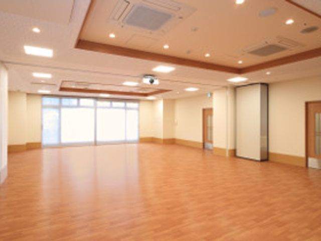 広々とした多目的室 多目的室 広々として明るい多目的室です。皆さまのコミュニケーションの場として様々な活動が行える空間です。