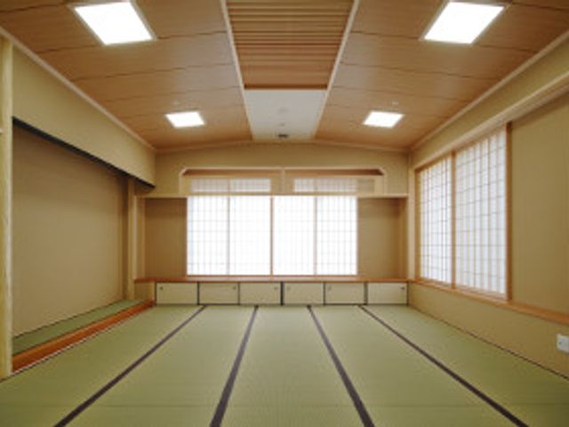 ゆったり和室 和室 落ち着いた雰囲気のある和室です。畳の感触や日本の伝統を感じながら、穏やかな時間をお過ごしいただけます。