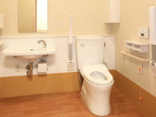 バリアフリーの洗面トイレ トイレ 手すり付きで安心の洗面トイレ設備です。清潔感ある空間で、利用者の快適性に配慮がなされています。