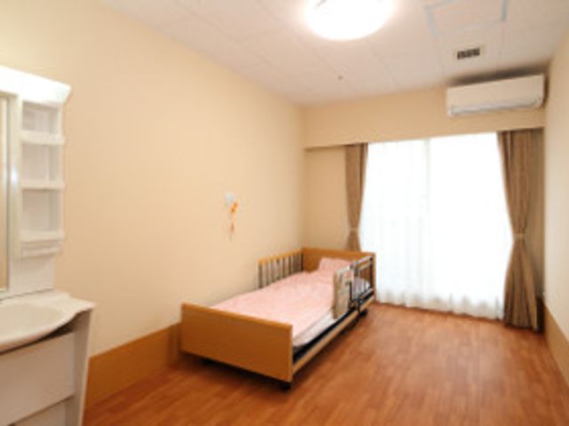 居室の快適な空間 居室 床材に木目を採用したあたたかみのある居室です。清潔感のある洗面台も完備され、ゆとりを感じる造りとなっています。
